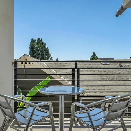 Modern New Close To Downtown La 1 Bedroom With Parking-3