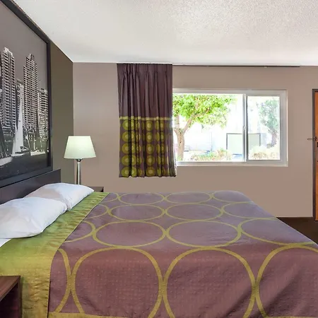 Super 8 By Wyndham Canoga Park-3