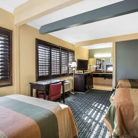 Rodeway Inn Hollywood-3