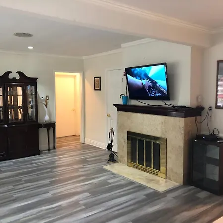 Lovely 2 Bedroom Home With A Pool-3