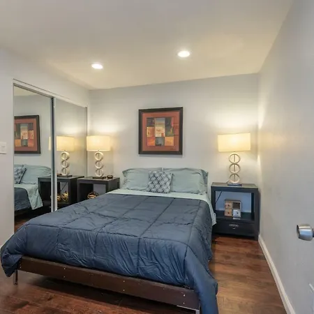 Modern Guest House Nestled In The Hollywood Hills With Huge Deck And Wow Views!-3