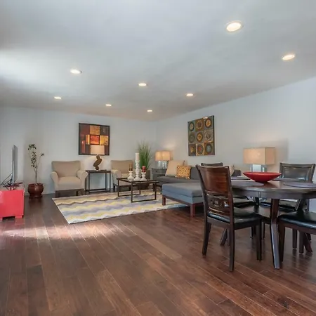 Modern Guest House Nestled In The Hollywood Hills With Huge Deck And Wow Views!-2