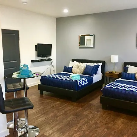 Cozy Getaway Studio In Hollywood Area-3