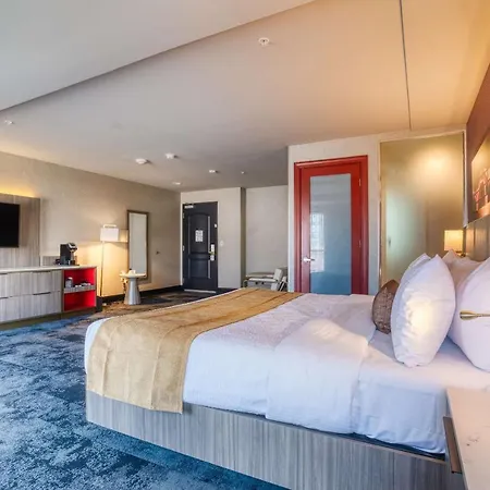 Best Western Premier Noho Inn-3