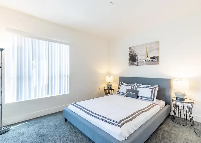 Fully Furnished 3Br Apartment On Poinsettia Pl Apts Los Angeles