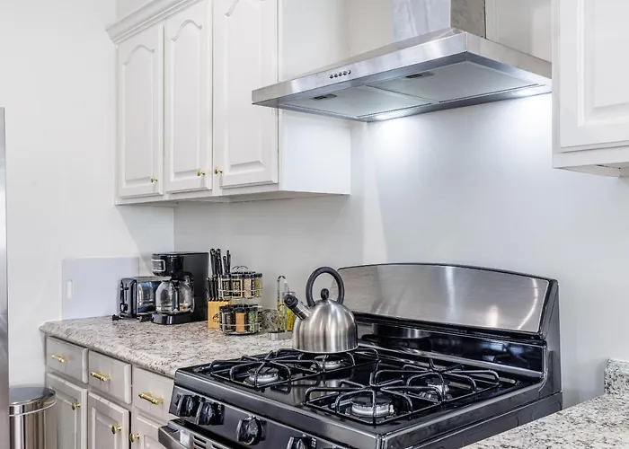 Second Floor 2 Bedroom One Bath Remodeled Central Los Angeles House