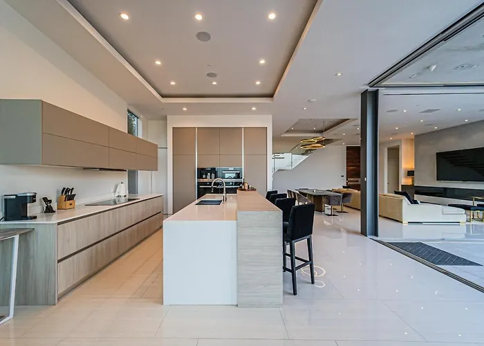 Hollywood Hills Modern Villa With Explosive Views Los Ángeles