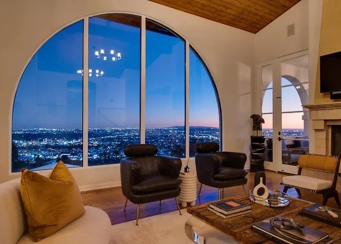 Private Spanish Mansion Perched In The Hills Los Angeles aceita animais de estimação