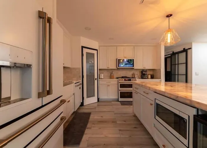 Modern San Pedro Home, Sleeps 12, Hot Tub, Fire Place, Private Parking Los Angeles aceita animais de estimação
