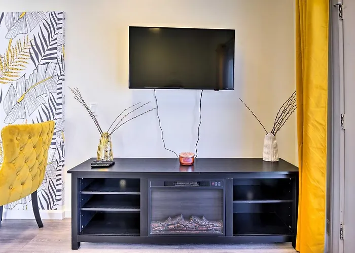 Bright Chatsworth Apartment With Mountain Views Los Angeles