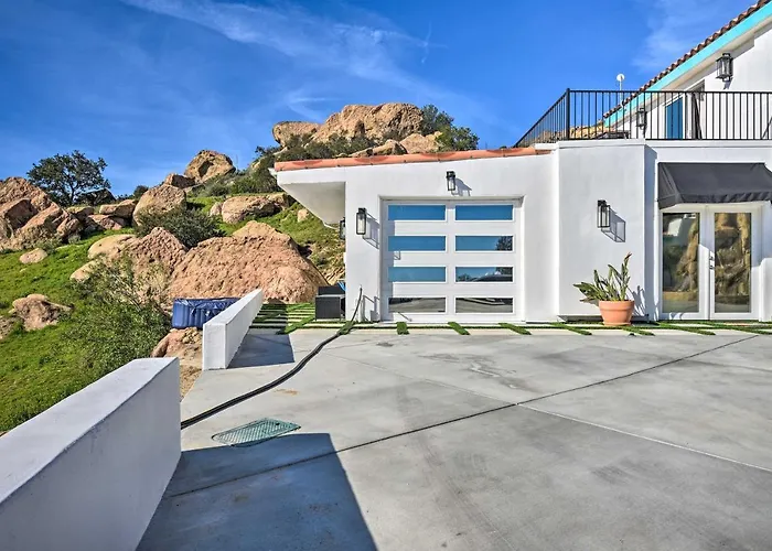 Bright Chatsworth Apartment With Mountain Views Los Angeles