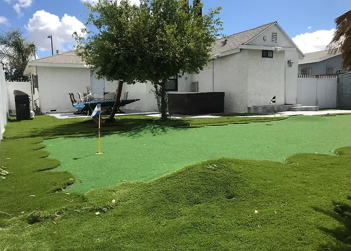 Entire 3 Bedroom Home With Golf Putting & Hot Spa Los Ángeles admite animales