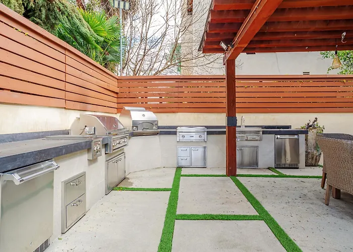 Beautiful 5 Bedroom 8 Bed Sleeps Up To 16 With Pool Near Universal Studios Los Angeles